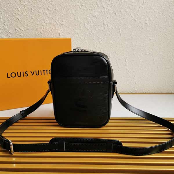 LV吏上聯名潮牌以滑板Hip-hop文化為主水波紋斜跨包M