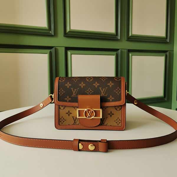 LV早春造型小巧郵差包 黃皮鏈條Métis手包445