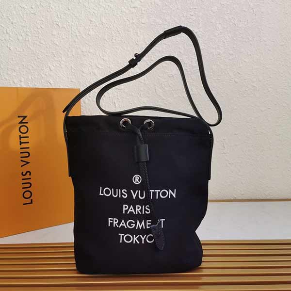 融匯路易威登品牌傳統(tǒng)元素帆布手