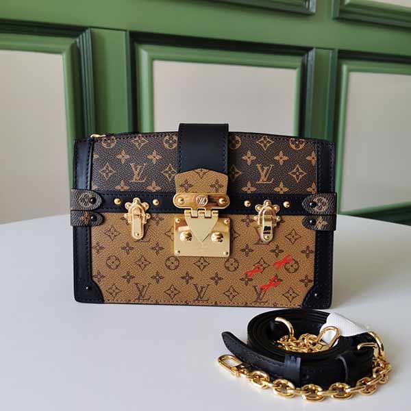 女裝藝術總監推出2018早秋系列TR