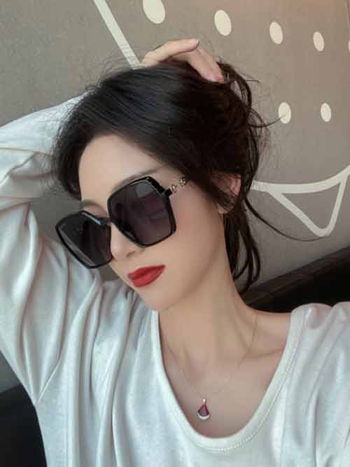 gucci女士太陽鏡，各路網(wǎng)紅紛紛帶起優(yōu)雅方框太陽鏡！