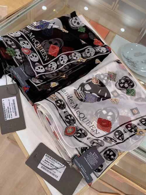 獨(dú)有自己品牌腔調(diào)的MCQ經(jīng)典骷髏頭和彩虹蝴蝶元素又一新作