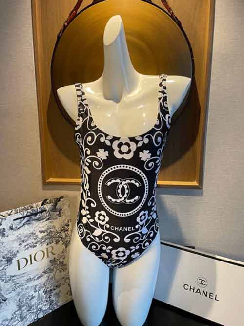 香奈兒連體泳衣，多場合百搭之選！美背搶眼，透氣舒適不束縛！
