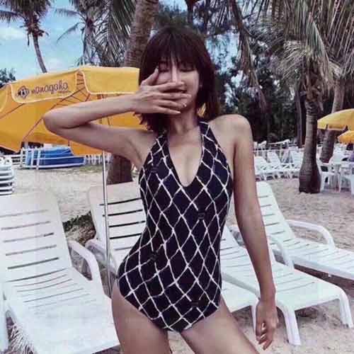 Chanel 香耐爾連體泳衣，連體設(shè)計(jì)遮肉顯高挑！