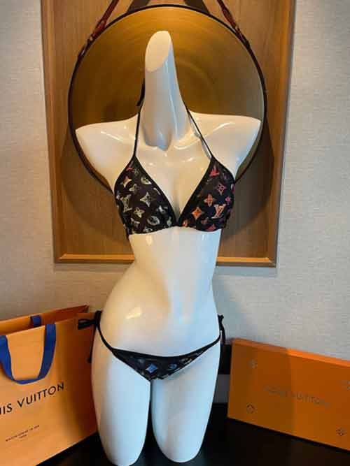 Lv鐳射字體鏈條泳衣，夏天快到啦，這件泳衣太絕了