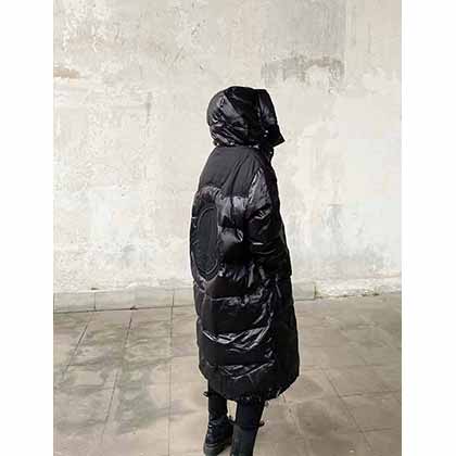 Moncler＆PlamAngels聯名款羽絨服，衣服長度女生穿上可到小腿