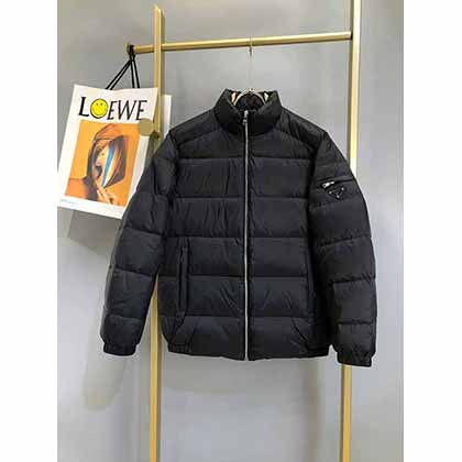 PRADA冬季新款立領羽絨外套，精致無可挑剔，保暖