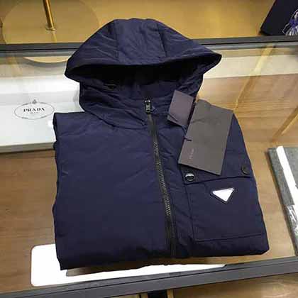 專柜PRAD普拉三角標系列年年專柜羽絨服馬甲，經(jīng)典演繹超喜歡