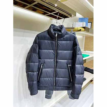 高品質羽絨，輕便卻非常保暖，簡潔舒適的通勤輕便羽絨