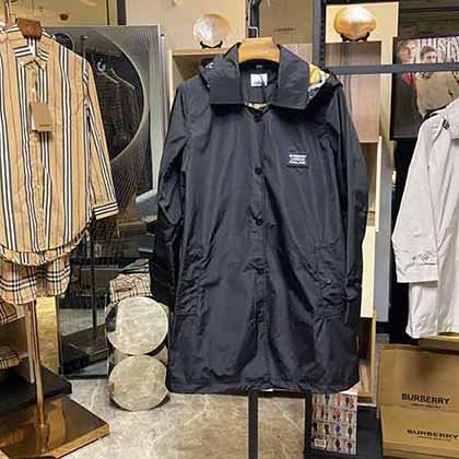 巴寶莉秋冬新款一款個性風衣，風衣可是衣櫥畢備單品！