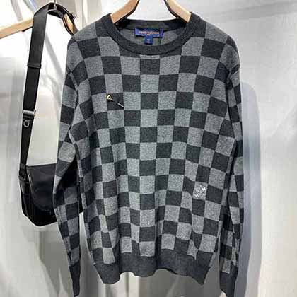 Lv棋盤格胸針薄款針織毛衣，手感和衣服整體偏硬挺！