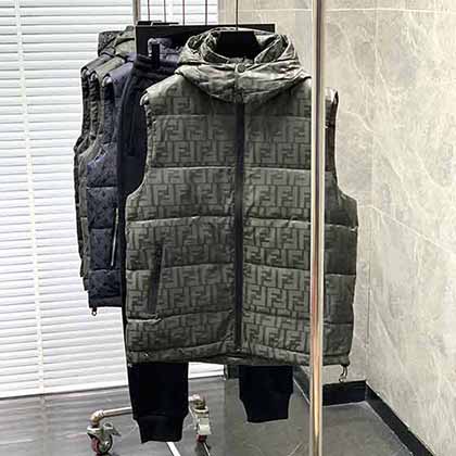 秋冬芬迪男裝外套新品，外貿(mào)原單時(shí)尚羽絨馬甲外套！