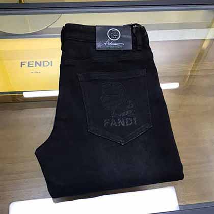 男士直筒牛仔褲秀場系列單品，經典小