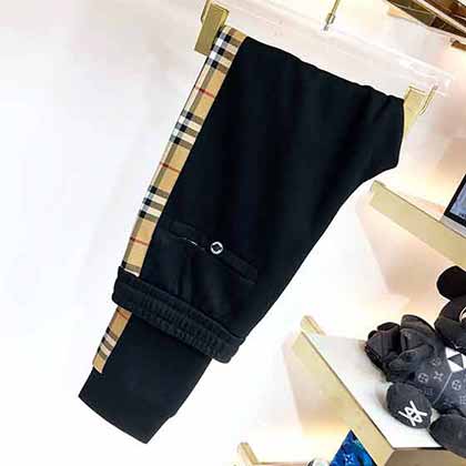 巴寶莉米蘭時裝限量版褲子顏色非常漂亮，和圖片上的一