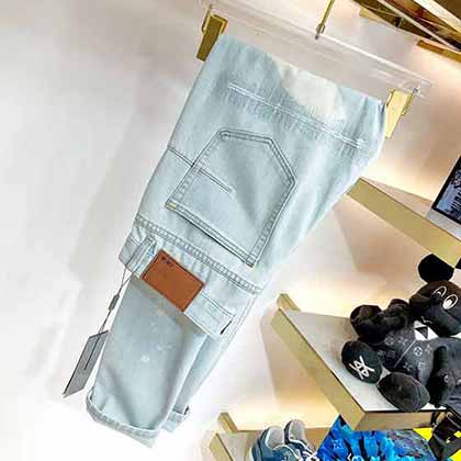 Dior藍色丹寧牛仔褲，盡顯上乘質感，奢華細節觸手可及！