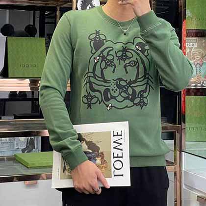 KeNZo秋冬簡約寬松的版圓領衛衣，男女上身都比較易搭