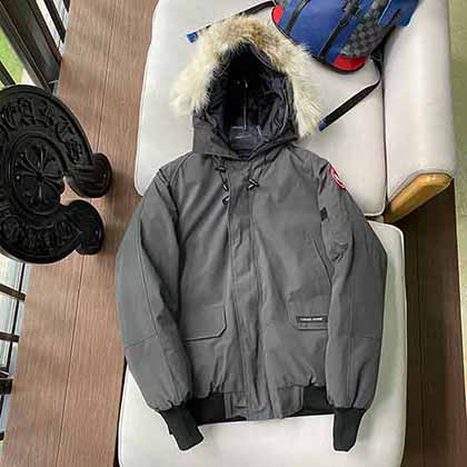 加拿大鵝 經(jīng)典的夾克羽絨款四口袋羽絨服