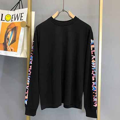 亞歷山大王字母凈色衛(wèi)衣，簡約美感立體強(qiáng)！