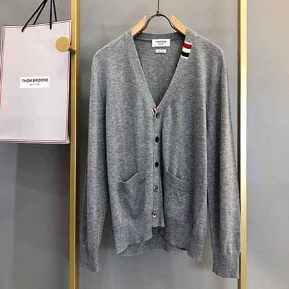 TB經典領口織帶五扣V領開衫毛衣，