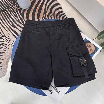 男裝網紅店Dior男士重工金屬卡扣飾帶點綴工裝短褲。