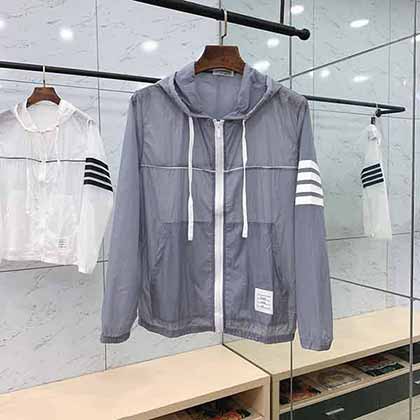 Thom Browne 湯姆布朗春夏新品專柜同步有售，時(shí)尚連帽防曬服