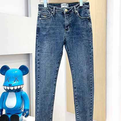 chanel刺繡牛仔小腳褲，緊緊包裹雙腿勾勒身形。