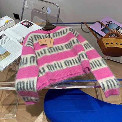 始于顏值 忠于品質 Miu家馬海毛字母條紋針織