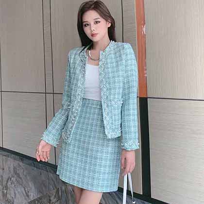 時尚氣質小香風套裝，豐富了細節感，顯的更加時髦。