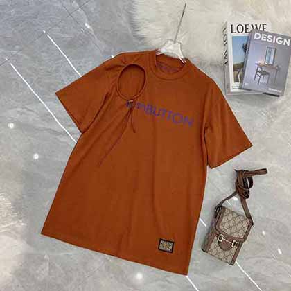 pushBUTTON膠囊挖洞短袖，一款非常有趣有意思的T恤