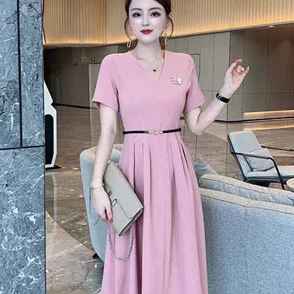 DIO中長(zhǎng)款短袖壓褶寬擺修腰連衣裙 盡顯都市女性知性美