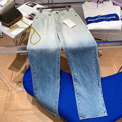 Jennie定制凱旋門(mén)標(biāo)志扣子漸變直筒牛仔褲