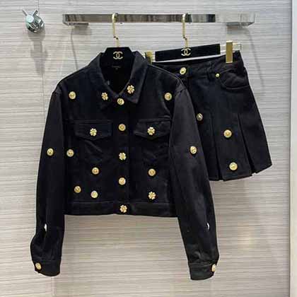 ChanEL牛仔夾克小外套搭配百褶裙一套上身減齡少女風！