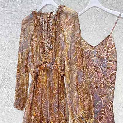 zimm單品擁有醒目的佩斯利花紋，再現(xiàn)了當(dāng)年的風(fēng)尚與風(fēng)情！