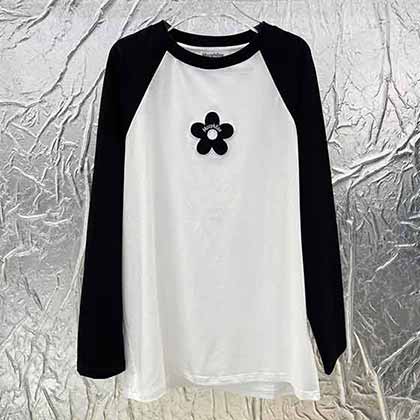 吸睛又獨特秋冬新款小花T恤，經(jīng)典黑白拼色，很時尚感。