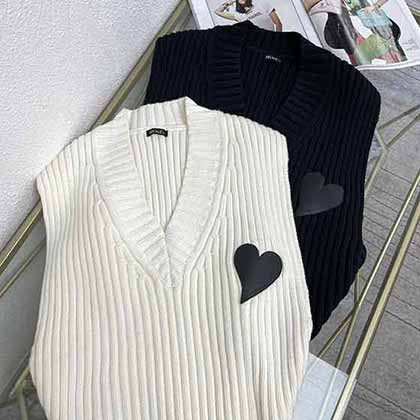 蒙口新款 KIMHEKIM聯名系列愛心V領寬肩針織馬甲