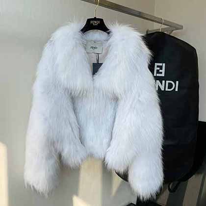 FENDI 重量級(jí)狐貍毛皮草來(lái)了！