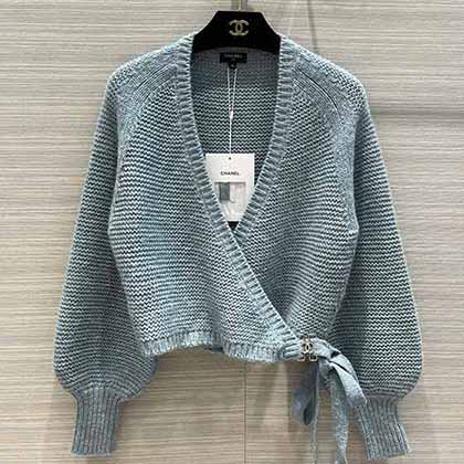 Chane21秋冬新款系列霧霾藍(lán)花紗系帶V領(lǐng)短款針織小開衫。