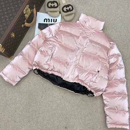 MIUMIU小翻領短款字母logo印花裝飾面包羽絨服