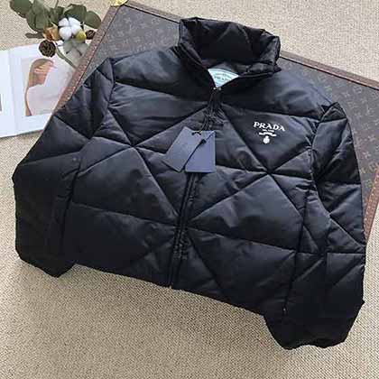 Prad秋冬菱形短款立領羽絨服，立體剪裁H版型經典時髦又帥氣