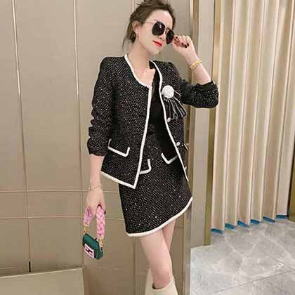 小香經典設計走秀款短外套，粗織多種花式紗線。