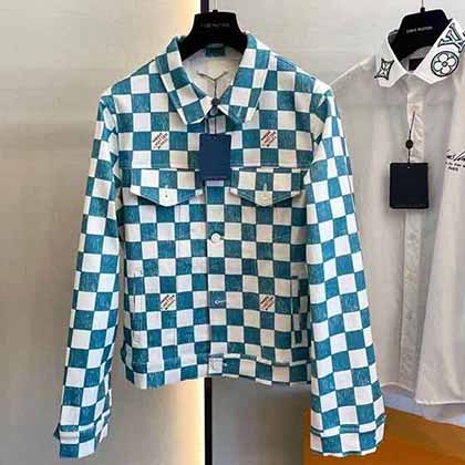 Louis Vuitto棋盤格紋牛仔外套，寬松廓形男女皆宜，內搭短袖T恤時尚有型！