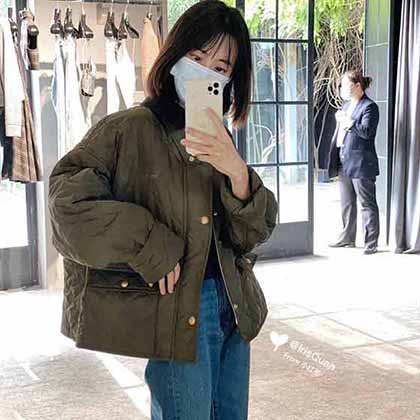 CELIN22秋冬專柜同步，菱形絎縫馬車雙口袋夾棉綠外套。