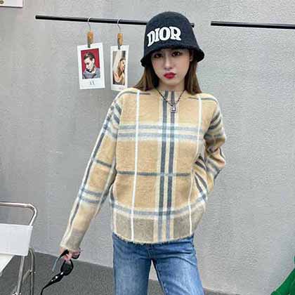 Burbrry秋冬新系列經典格紋套頭毛衣！