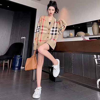 Burbrry秋冬新系列格穩學院風格紋羊毛開衫！