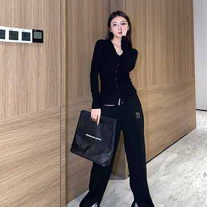 Alexander Wang秋冬新系列松緊腰顯瘦開叉長褲！