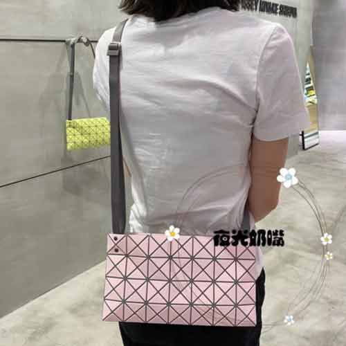 三宅一生原單斜挎單肩包，適合所有年齡，穿搭百搭畢備！