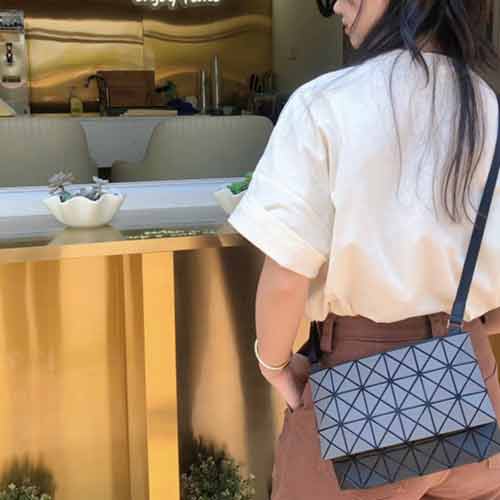 三宅一生原單 以袋鼠為設計靈感，大小兩個包身結合的全新系列