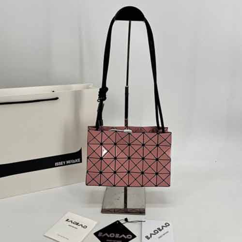 三宅一生豆腐包波士頓方盒單肩斜挎包，華麗光澤，輕松搭配！