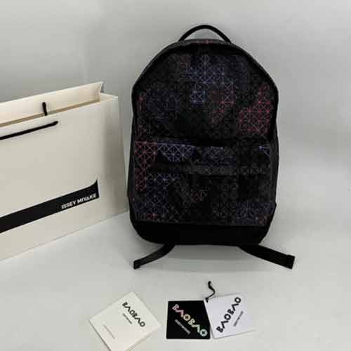 三宅一生新款絲印硅膠雙肩包，經(jīng)典DAYPACK背包。