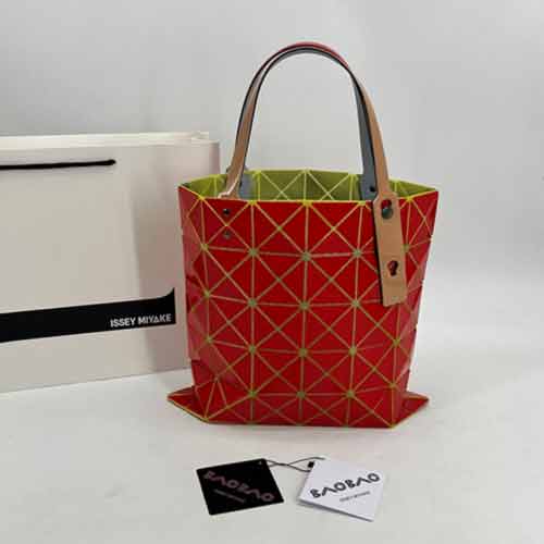 三宅一生新款 6格鮮艷明亮配色的系列。